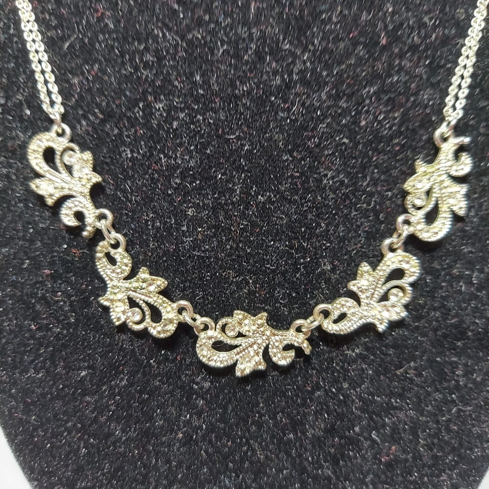 Vintage rhinestones filigree collar necklace. Deco